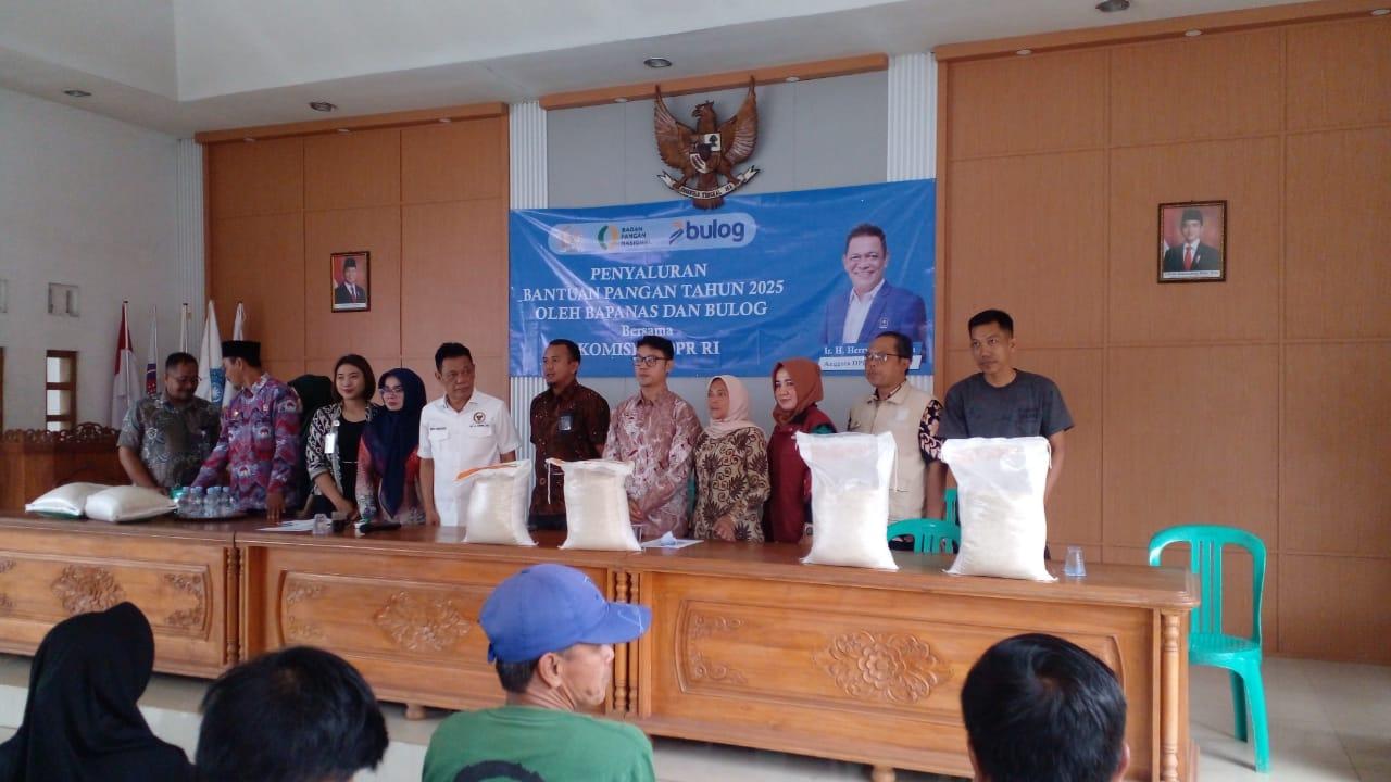 Bulog dan Bapanas Salurkan 3.115 Ton Beras untuk 155 Ribu Keluarga di Ciamis