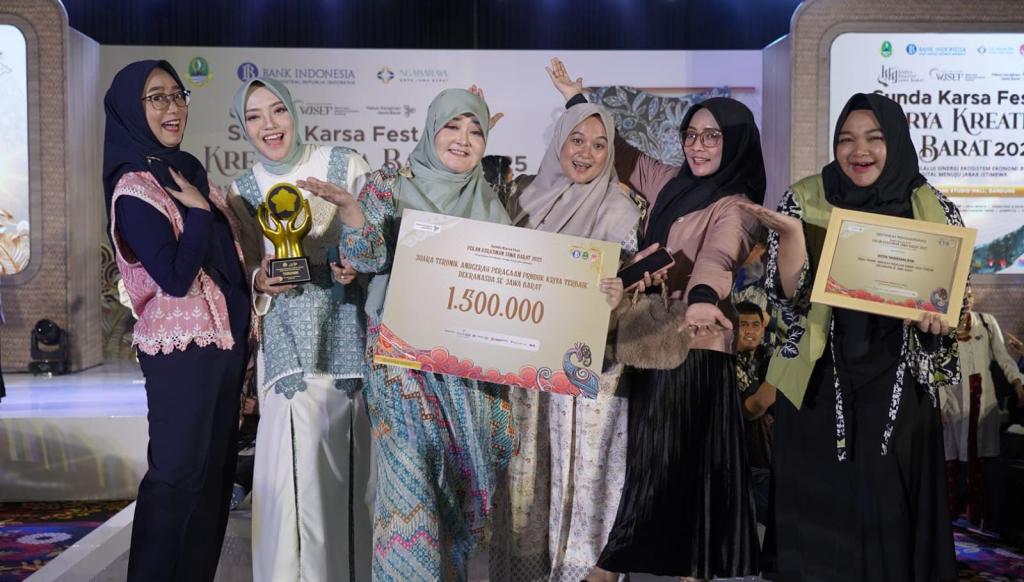 Dekranasda Kota Tasikmalaya Raih Juara Kostum Terunik di Sunda Karsa Fest 2025
