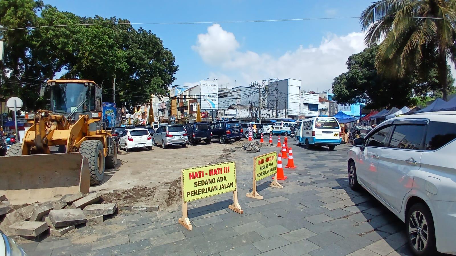 Demi Kenyamanan, Jalan Batu Andesit di Taman Kota Tasikmalaya Mulai Dibongkar dan Diperbaiki
