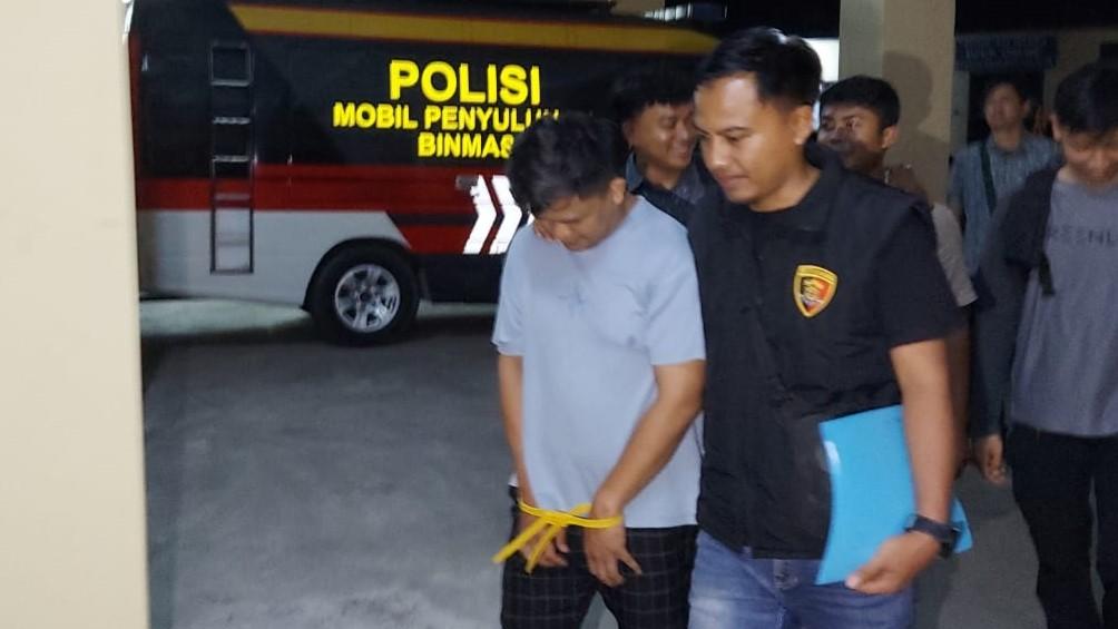 Dengan Tangan Diborgol, SL Digiring ke Ruang Tahanan Mapolres Tasikmalaya Kota