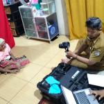 Disdukcapil Ciamis Jemput Bola Rekam KTP-el untuk Warga Sakit dan Disabilitas Sampai Malam