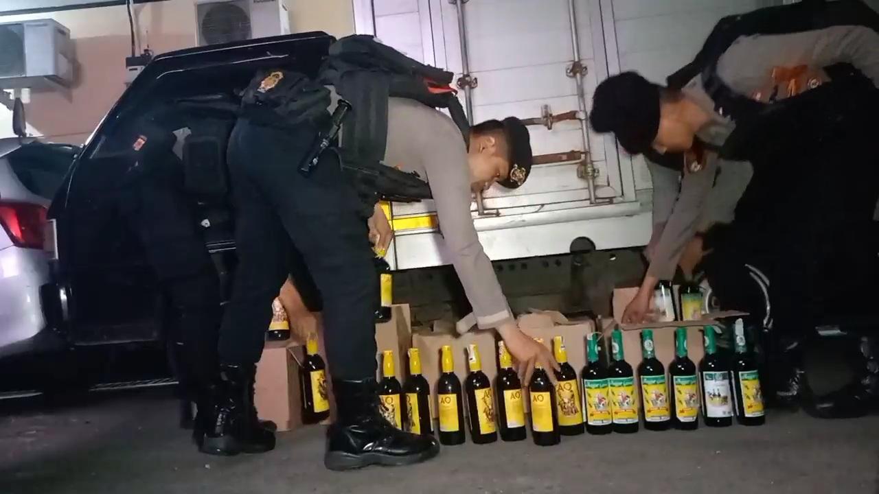Dua Mobil Angkut Ratusan Botol Miras Diamankan Maung Galunggung Polres Tasikmalaya Kota