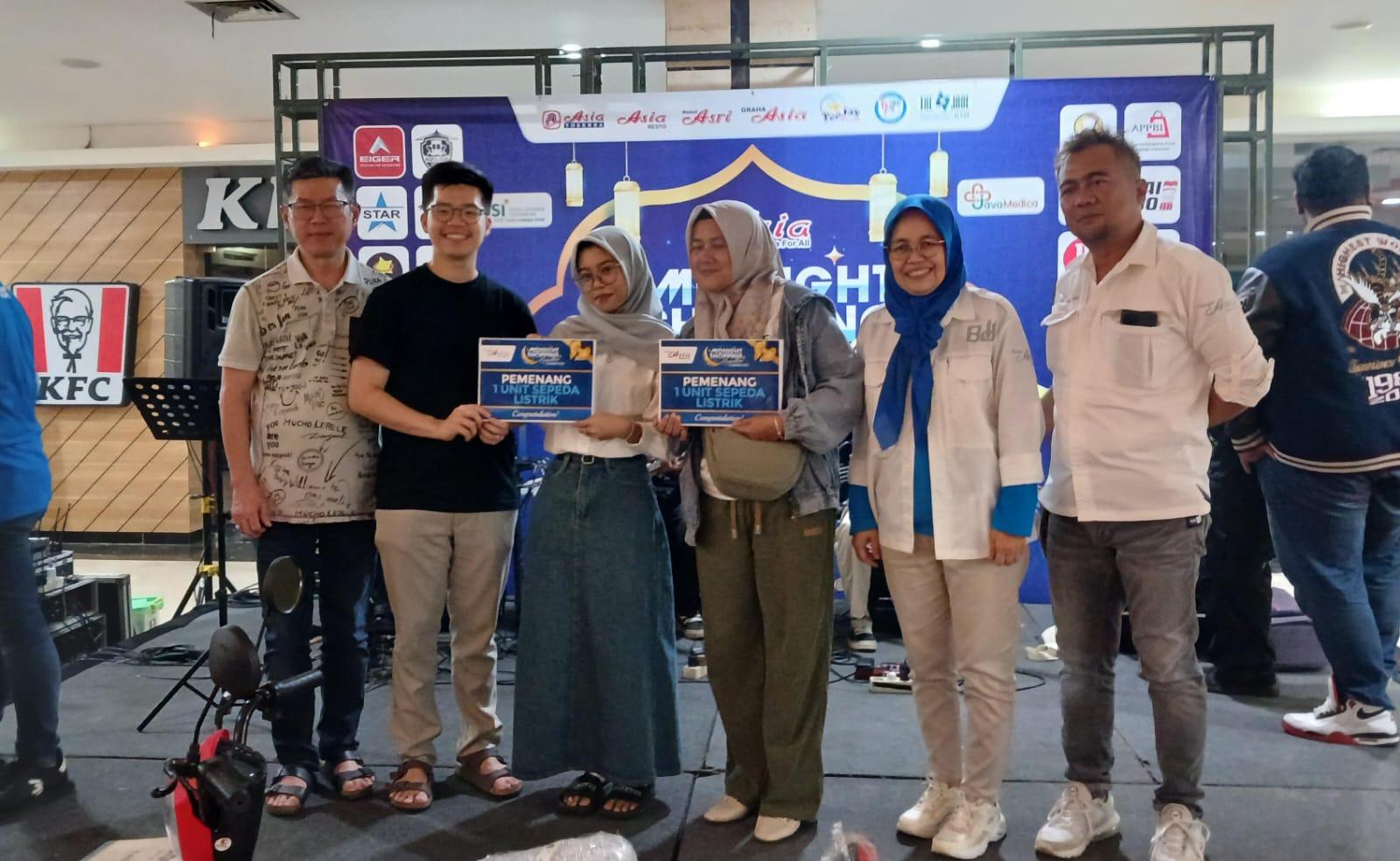 Dua Pengunjung Plaza Asia Tasikmalaya Raih Hadiah Sepeda Listrik di Midnight Shopping