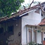 Dua Rumah Warga Ciamis Rusak Diterjang Pohon Tumbang