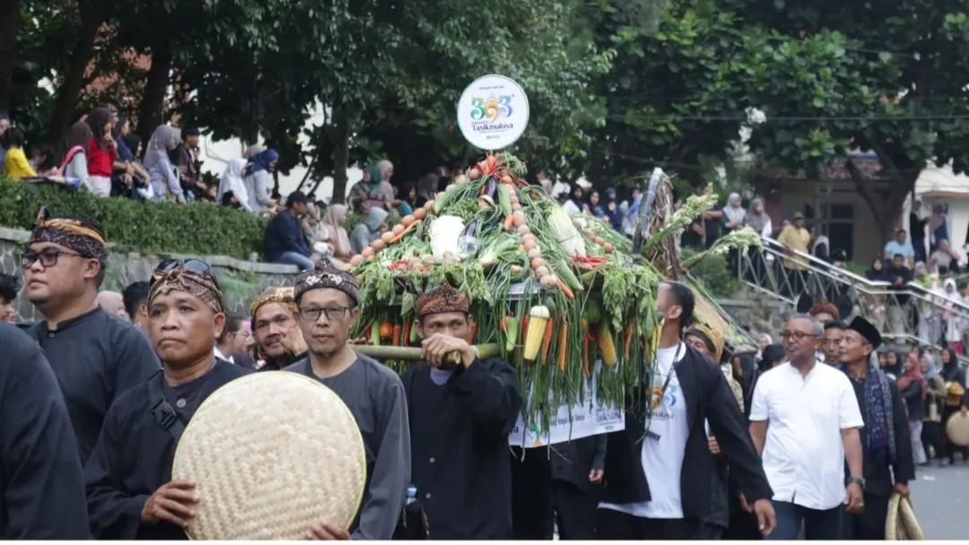 Gebyar Budaya Tasikmalaya Warnai Puncak Milangkala ke-393, Pawai Jampana hingga Paramotor Show Memukau Warga