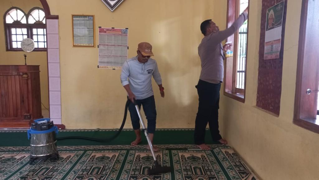 Gerebek Masjid di Desa Cikeusal Tasikmalaya untuk Memakmurkan dan Membersihkan Rumah Ibadah