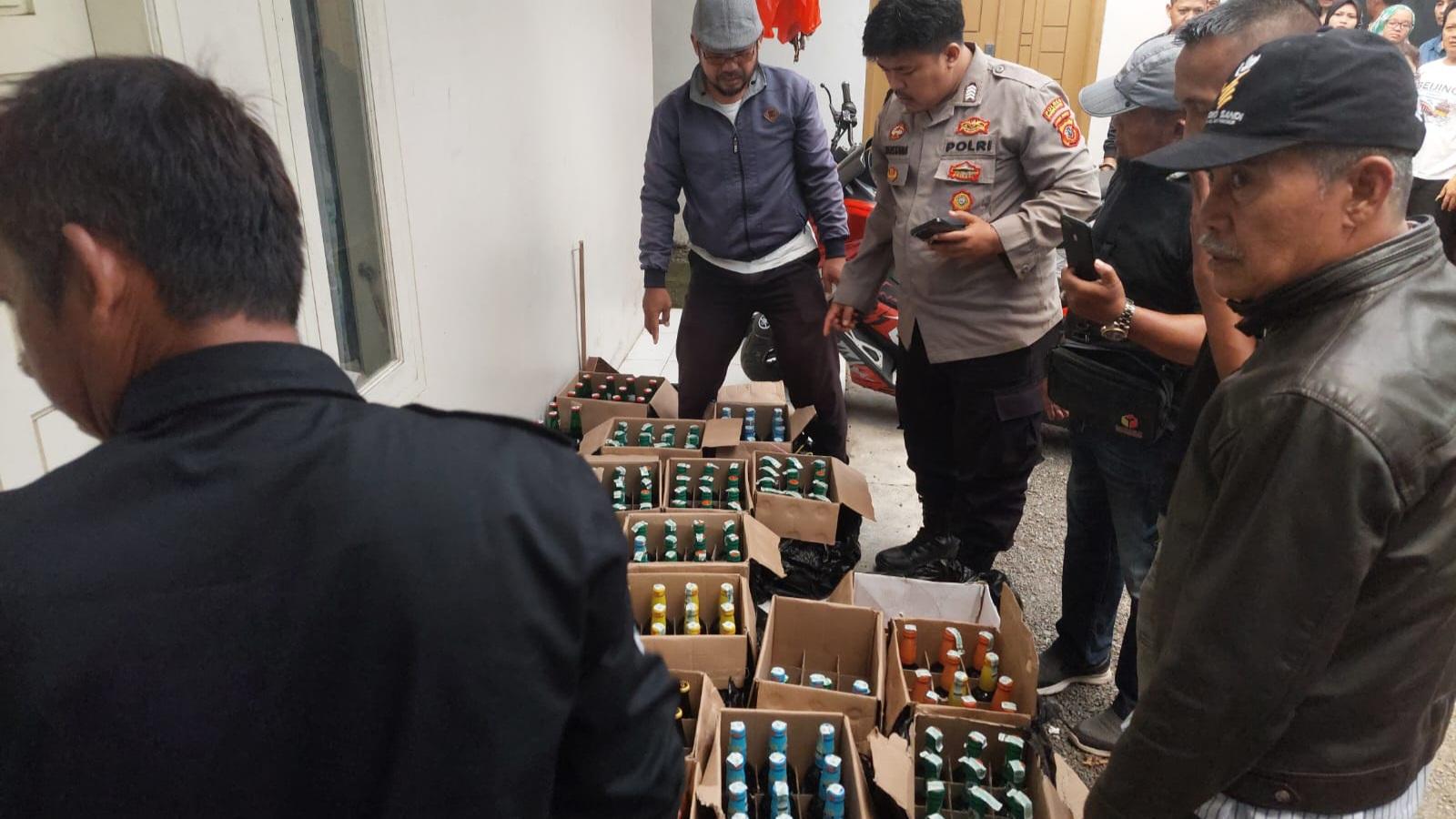 Gudang Miras di Kontrakan Cilolohan Tasikmalaya Digerebek Polisi, Ratusan Botol Diamankan