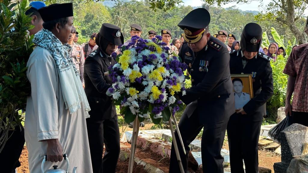 Gugur Usai Selamatkan Wisatawan di Pantai Pangandaran, Bripka Anditia Dianugerahi Pangkat Aipda Anumerta
