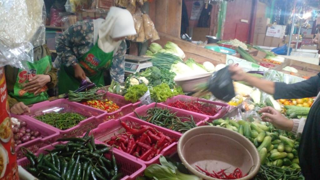 Harga Cabai Rawit Merah di Pasar Manis Ciamis Anjlok hingga 50 Persen