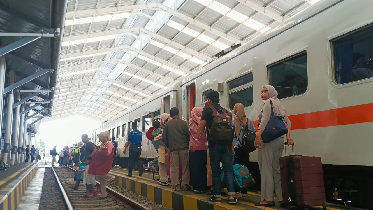 Hari Terakhir Libur Idul Adha, Stasiun Tasikmalaya Dipadati Penumpang