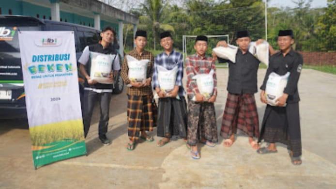 HBI Peduli Bagikan Bantuan Beras Gratis untuk Ratusan Santri Ponpes Al Hidayah Kertaharja Ciamis