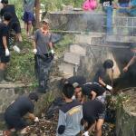 HMTS Unper Tasikmalaya dan Polsek Mangkubumi Bersihkan Sampah di Saluran Irigasi Cikunten