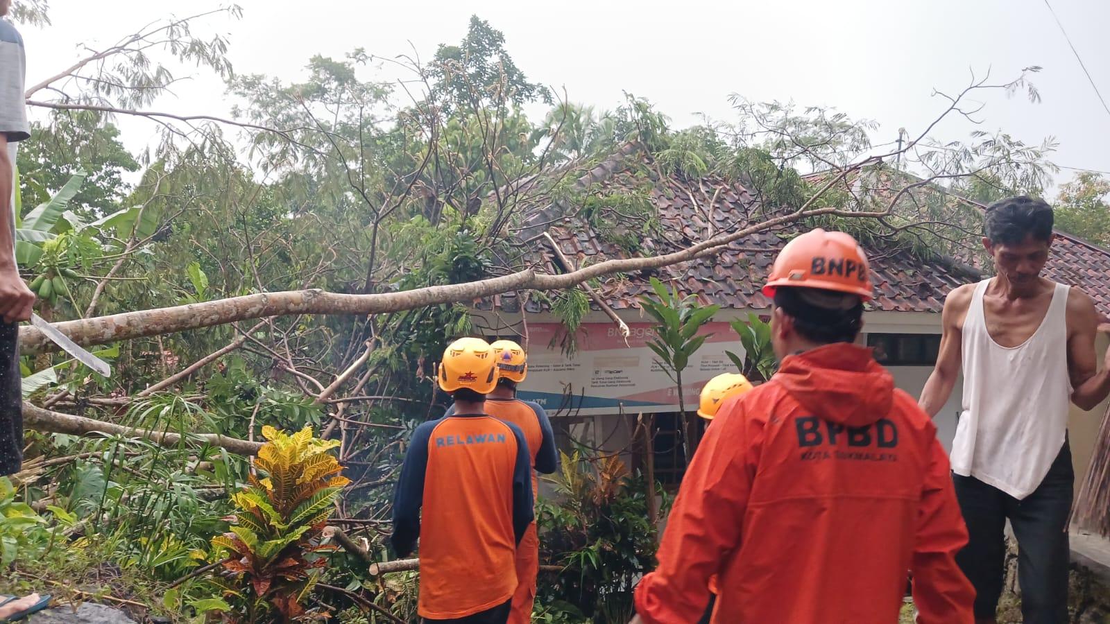 Hujan Deras Disertai Angin dan Petir Terjang Purbaratu Tasikmalaya, Dua Rumah Warga Rusak