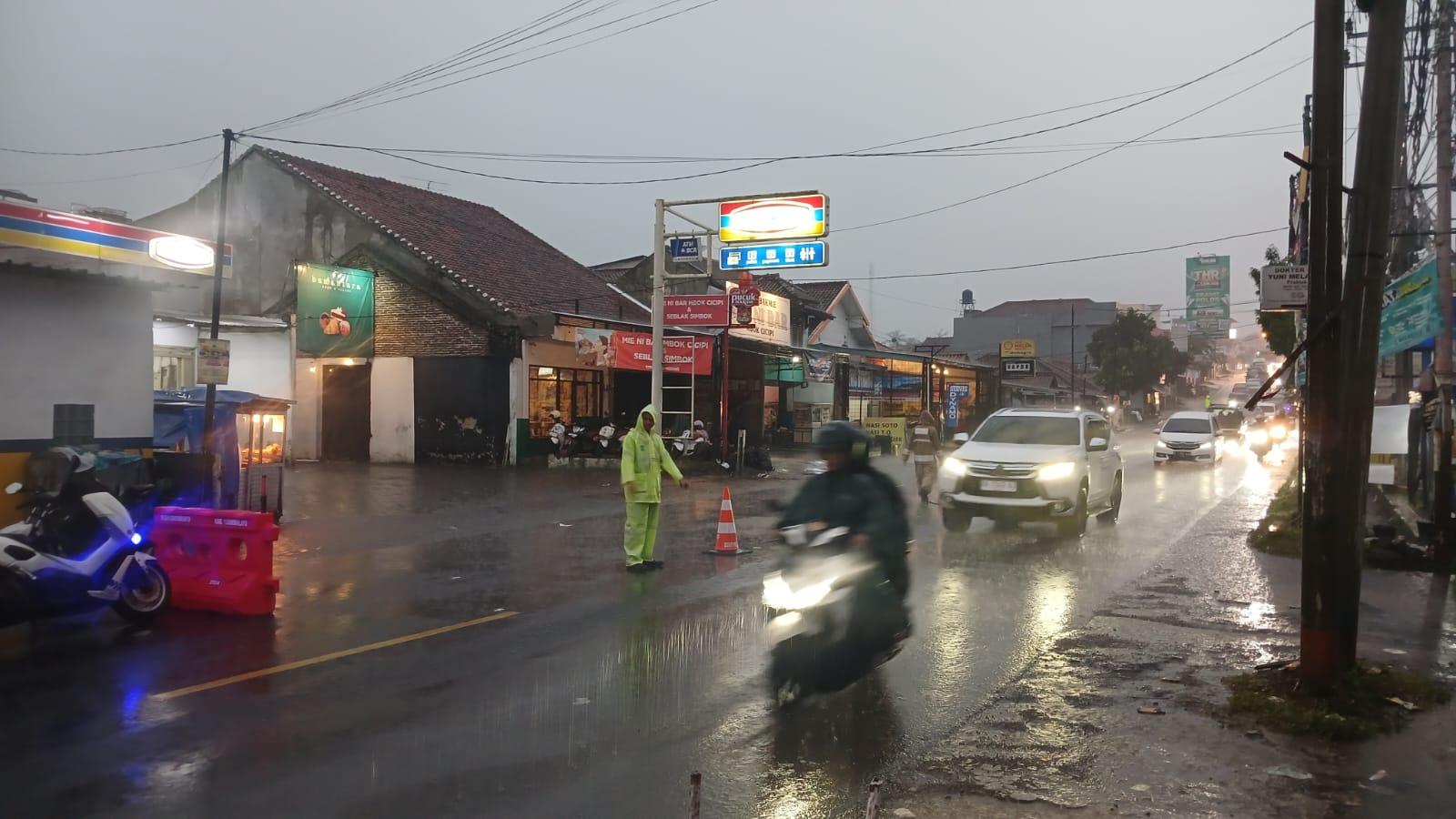 Hujan Deras Guyur Jalur Gentong Tasikmalaya, Polisi Berlakukan One Way untuk Atasi Kemacetan
