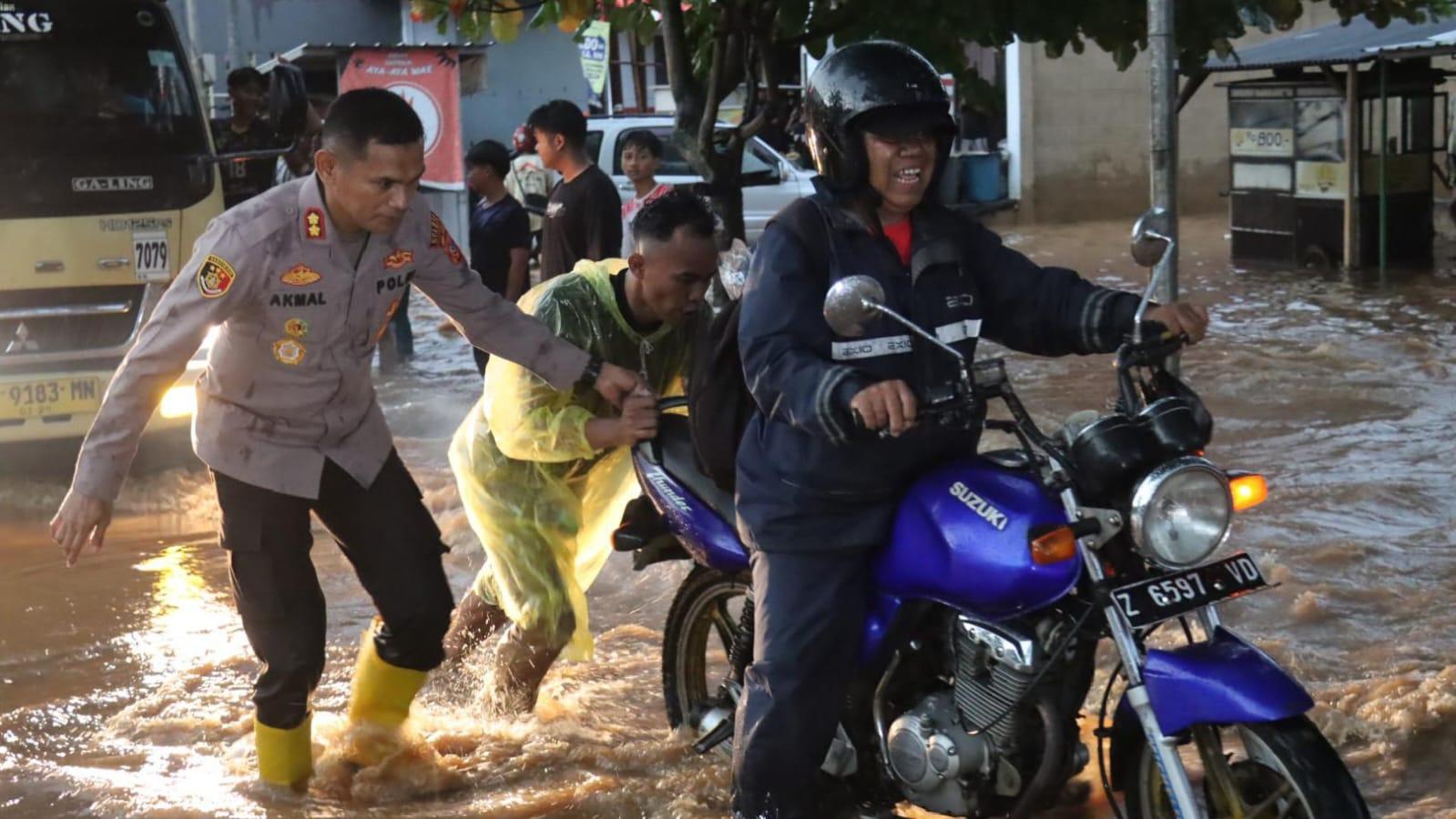 Hujan Deras Sebabkan Genangan di Jalan Raya Nasional Ciamis, Kapolres Turun Tangan Atur Lalu Lintas