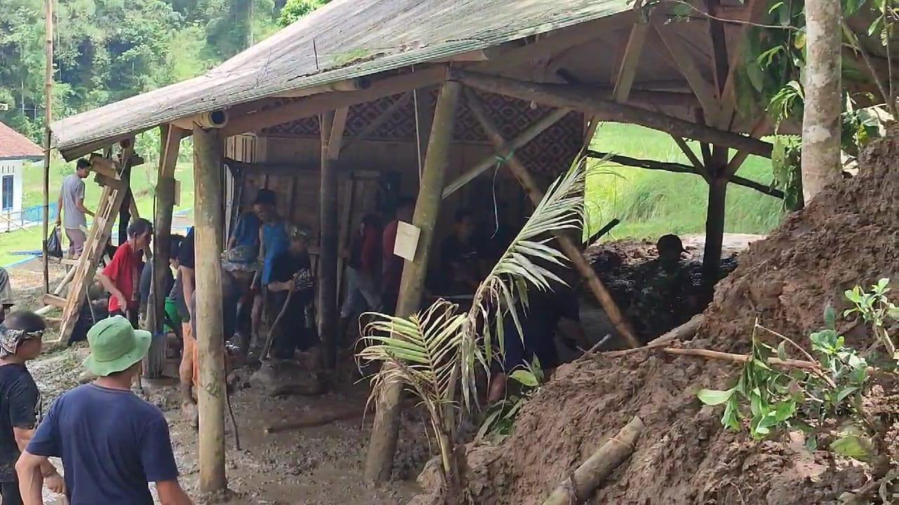Hujan Deras Sebabkan Longsor di Jalan Tangga Menuju Kampung Naga Tasikmalaya