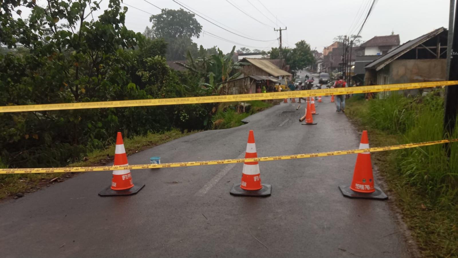 Imbas Longsor di Jalan Mangunreja-Sukaraja, Akses Dialihkan ke Cikalapa
