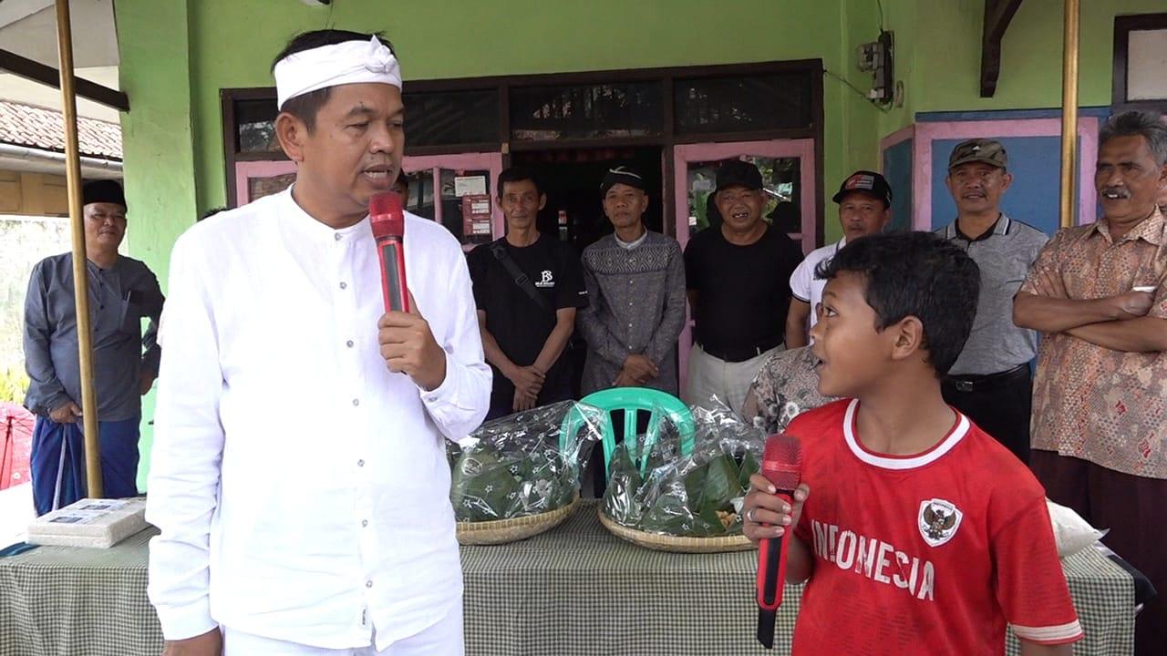 Kunjungi Kampung di Cihaurbeuti Ciamis, Bocah Ditinggal Ibu Dihadiahi Domba oleh KDM