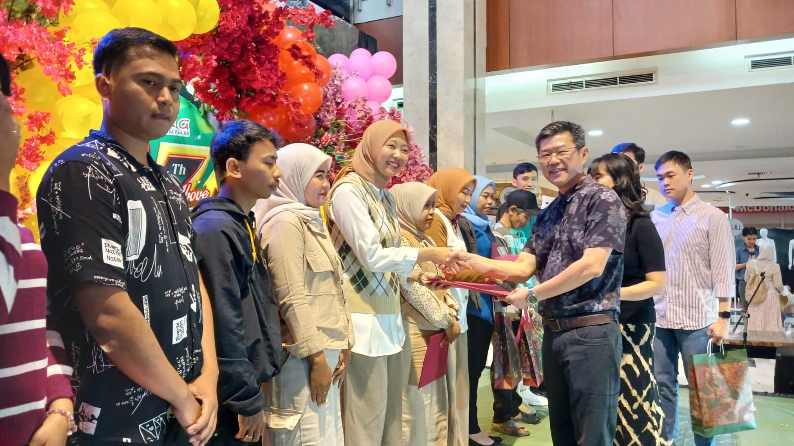 Plaza Asia Berikan Penghargaan kepada Karyawan dan Staf Teladan di Hari Ulang Tahun ke-17
