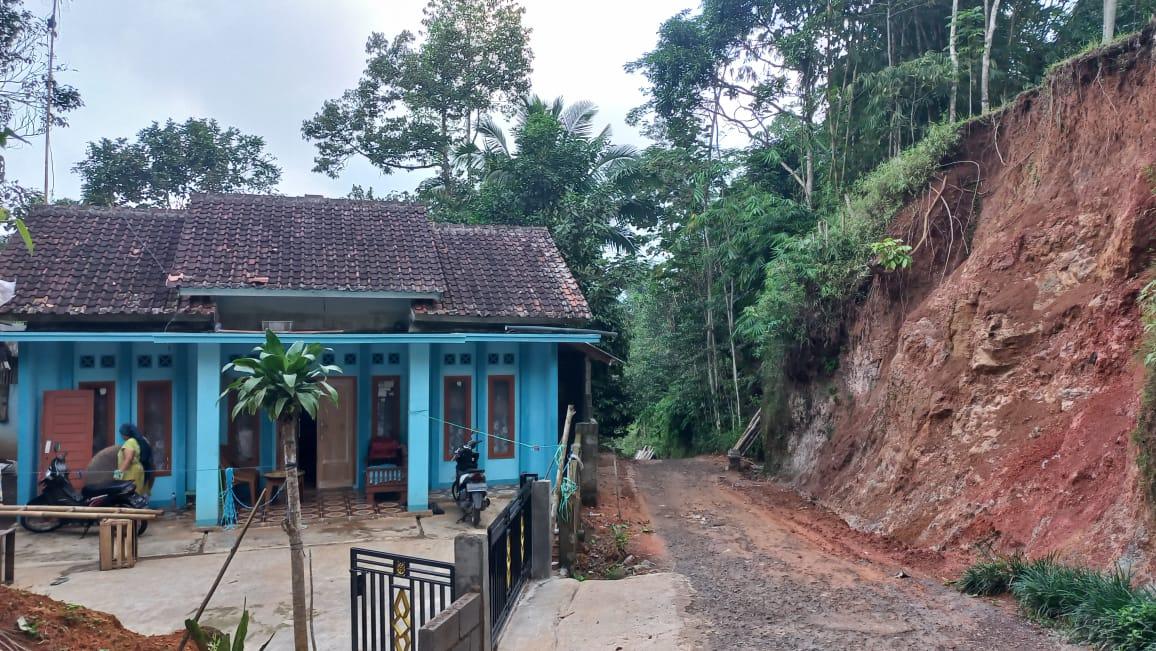 Tebing Longsor di Desa Deudeul Tasikmalaya Mengancam Dua Rumah, Warga Cemas