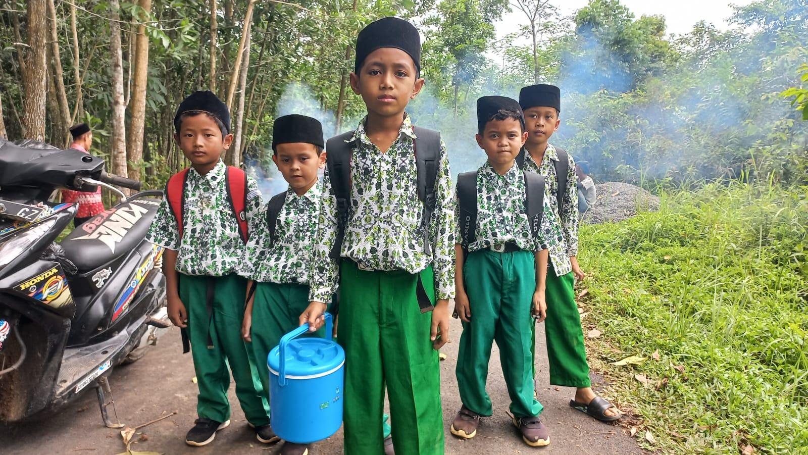 Kisah Inspiratif Indra, Bocah 10 Tahun di Tasikmalaya Jualan Es untuk Menolong Orangtua dan Menabung