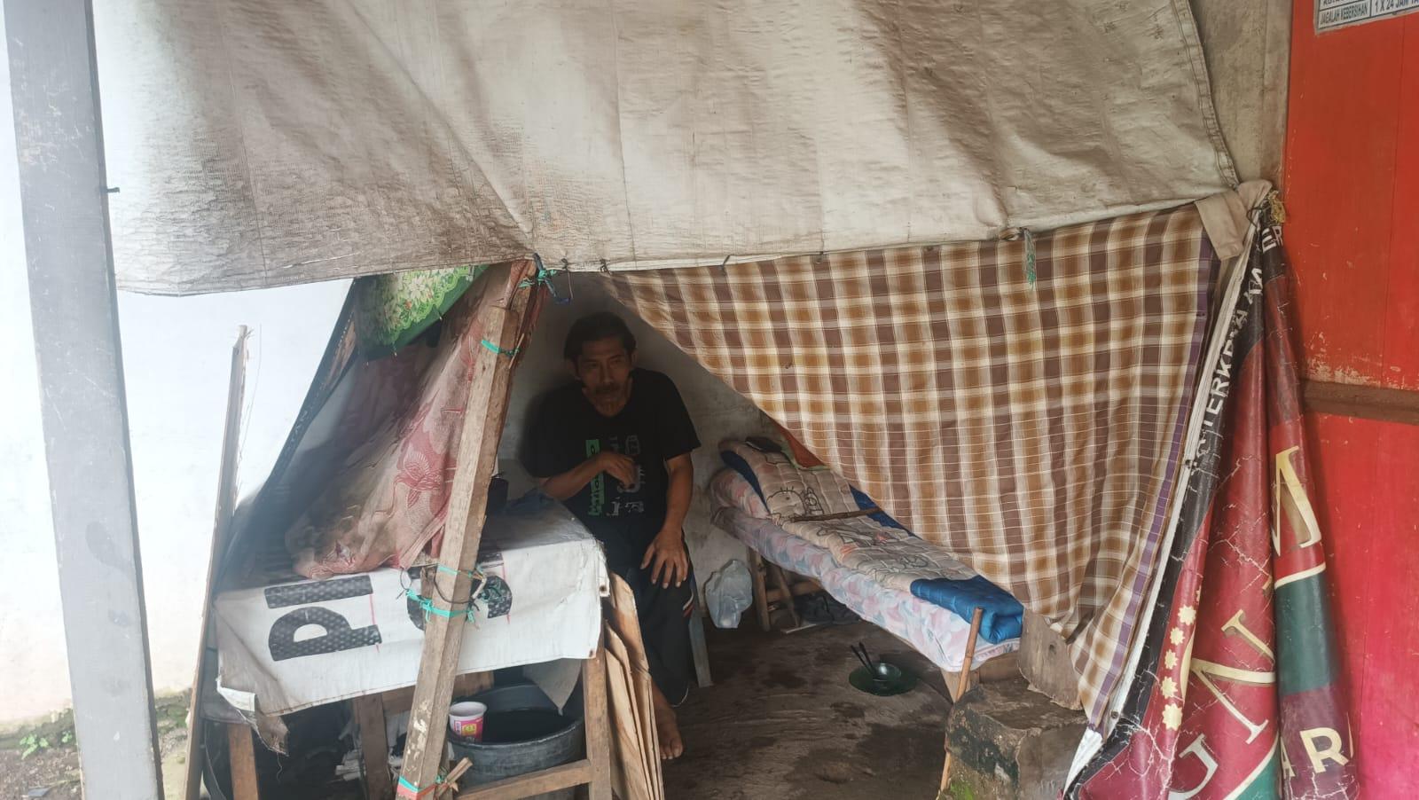 Kisah Tragis Otong Dodi, Lansia yang Hidup di Gubuk Kardus di Kota Banjar