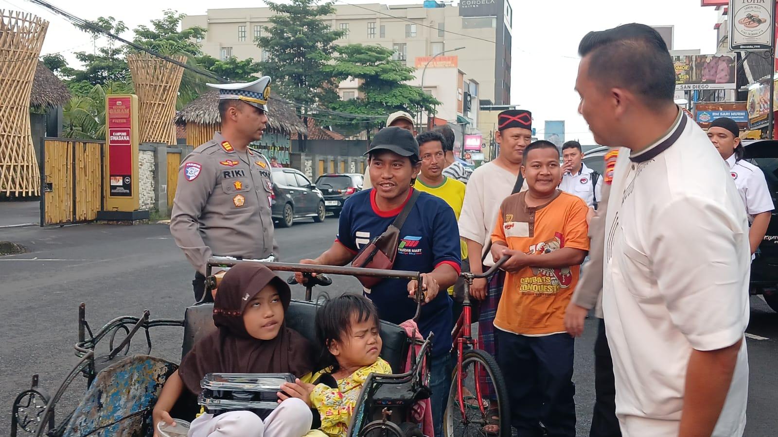 Satreskrim dan Satnarkoba Polres Tasikmalaya Kota Bagikan Takjil Gratis