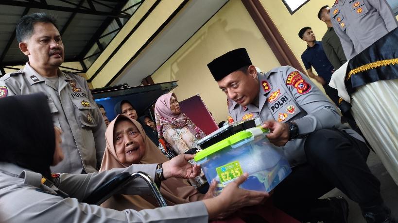 Polres Tasikmalaya Kota Gelar Bakti Sosial Polri, Salurkan Bantuan Sembako untuk Warga Kurang Mampu