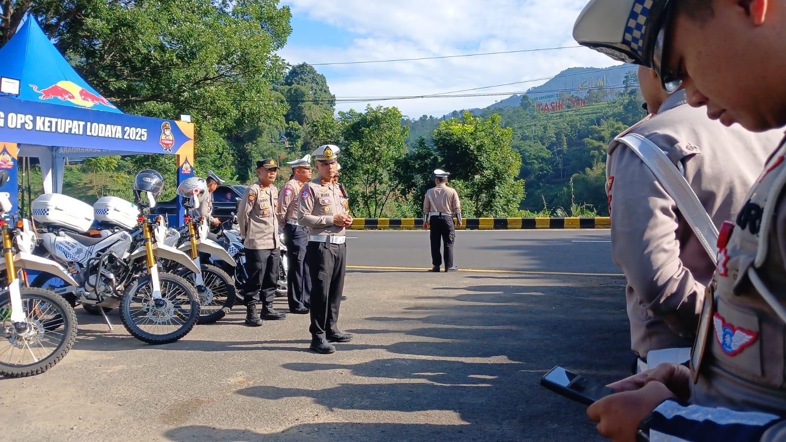 65 Personel Satlantas Polres Tasikmalaya Kota Disiagakan di Pos Pam Letter U Gentong untuk Amankan Arus Mudik 2025