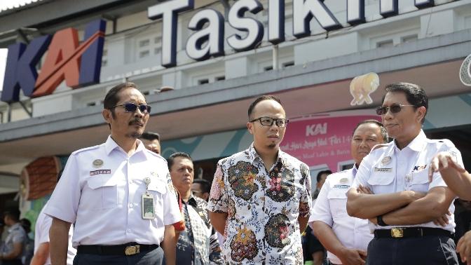 Dirut PT KAI Tinjau Stasiun Tasikmalaya, Bahas Peningkatan Layanan dan Pengembangan Infrastruktur