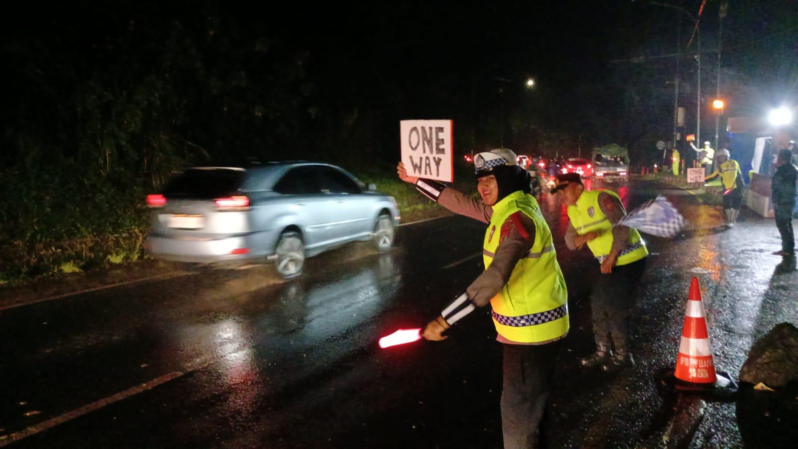 Polwan Basah-basahan Hibur Pemudik saat One Way Diberlakukan di Jalur Gentong Tasikmalaya