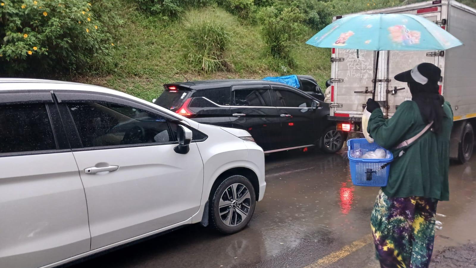 Kemacetan di Jalur Gentong Tasikmalaya Jadi Ladang Rezeki Pedagang Musiman