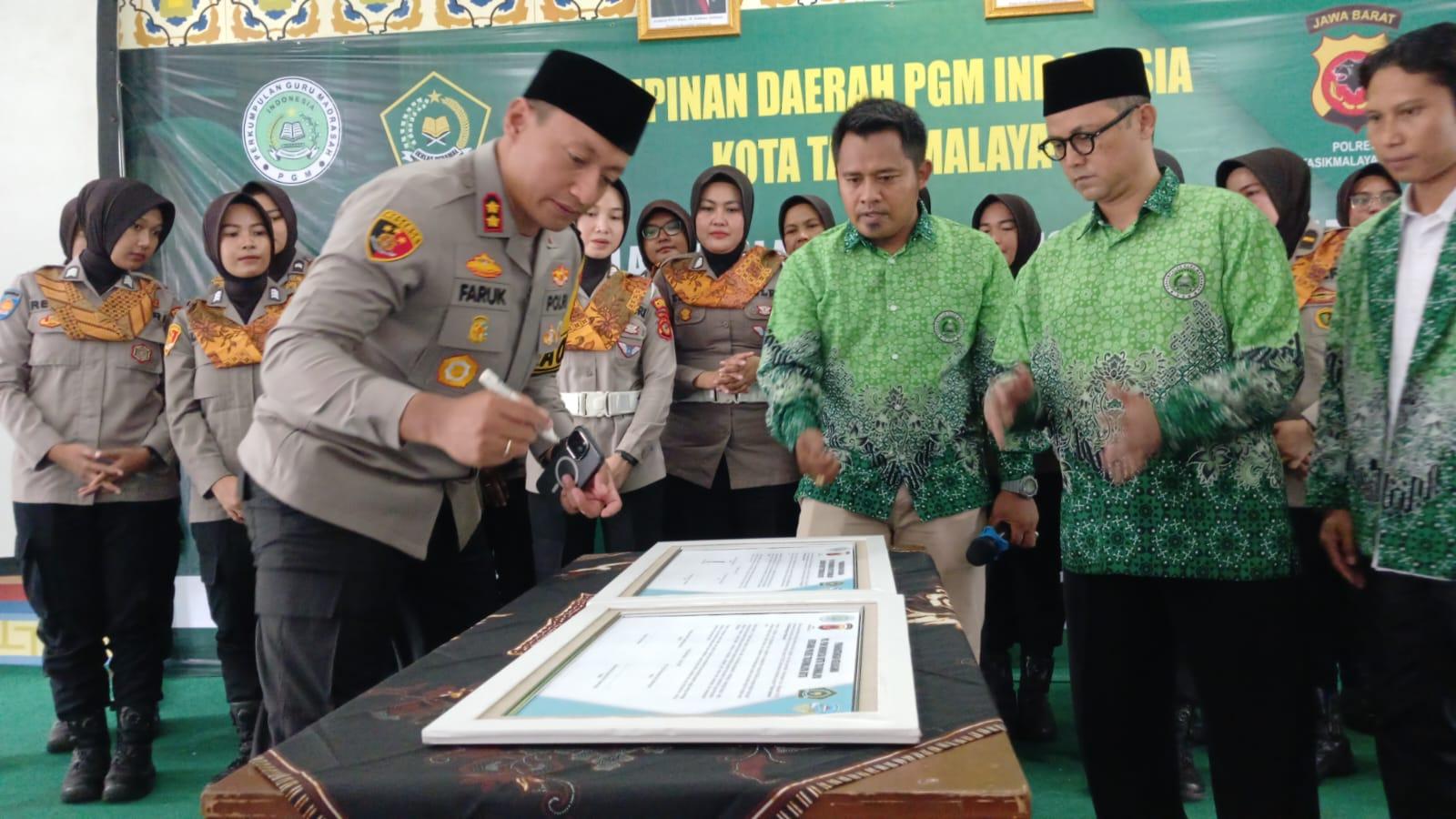 Polres Tasikmalaya Kota Launching Polwan Ngajar di Madrasah