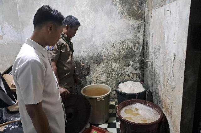 Rumah Penyimpanan Tuak di Kota Banjar Digerebek Satpol PP