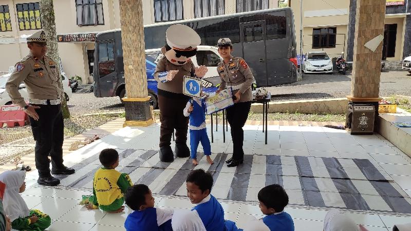 Mengenalkan Dunia Polisi Sejak Dini, Satlantas Polres Tasikmalaya Ajak Anak TK Belajar dengan Ceria