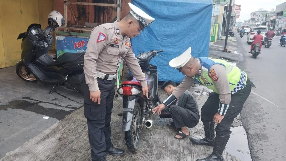 Unit Lantas Polsek Cihideung Tindak Pengendara Motor Berknalpot Brong, Ciptakan Kamtibmas di Jalan