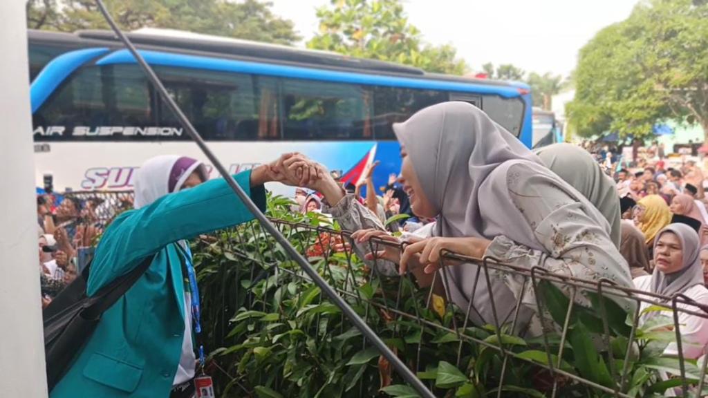 FOTO: Tangis Haru Iringi Keberangkatan 435 Jemaah Calon Haji Kloter 19 Ciamis