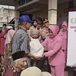 Sambut Hari Bhayangkara ke-79, Polsek Cihideung Bagikan Puluhan Paket Sembako untuk Lansia dan Jompo