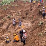 Brimob Polda Jabar dan Tim SAR Gabungan Masih Cari Korban Tertimbun Longsor di Salawu Tasikmalaya