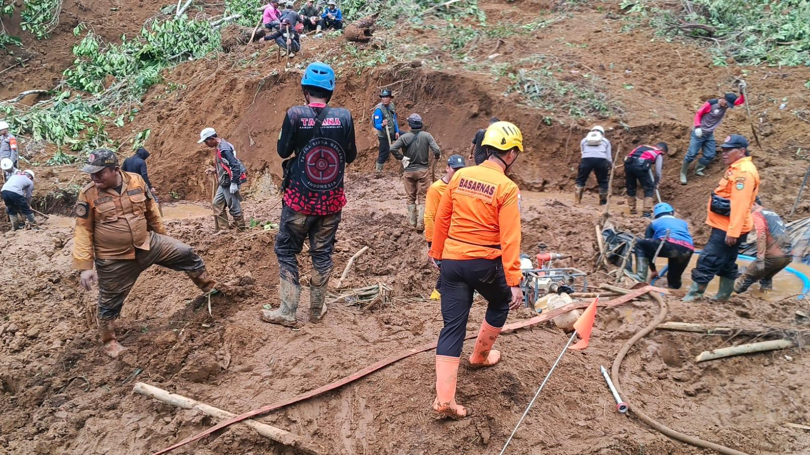 Hari Keempat Pencarian Korban Longsor Salawu Tasikmalaya: Aroma Khas Jadi Petunjuk Awal, Tapi Korban Belum Ditemukan