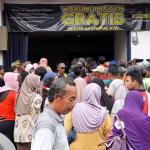 Ratusan Warga Serbu Warung Makan Gratis “Si Jum” di Tasikmalaya Setiap Hari Jumat