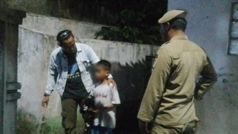 Seorang Anak Ditemukan Telantar di Pedestrian Cihideung Tasikmalaya, Satpol PP Lakukan Evakuasi