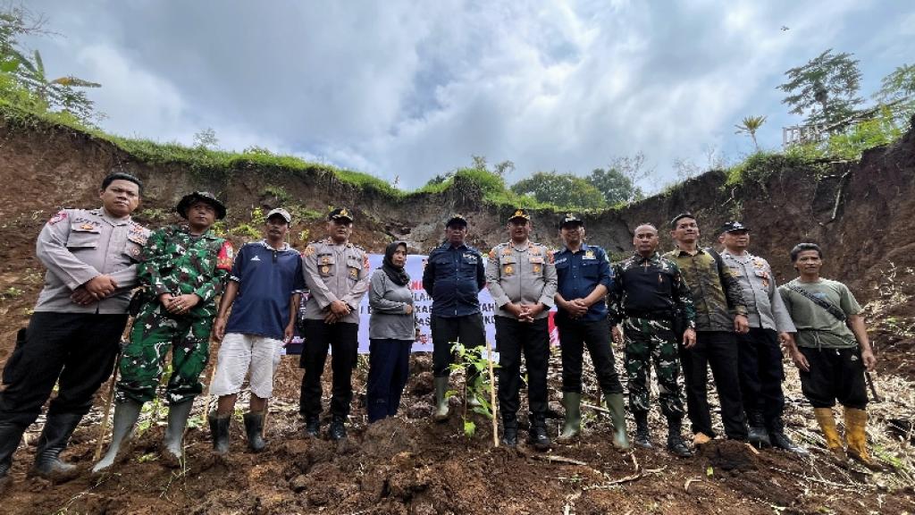 HUT Bhayangkara ke-79, Polres Tasikmalaya Kota Tanam Ratusan Pohon di Lokasi Longsor Cisayong