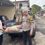 Bakti Religi Polri, Bhabinkamtibmas Polsek Cihideung Serahkan Bantuan Semen ke Ponpes Nurul Arif Salam Tasikmalaya