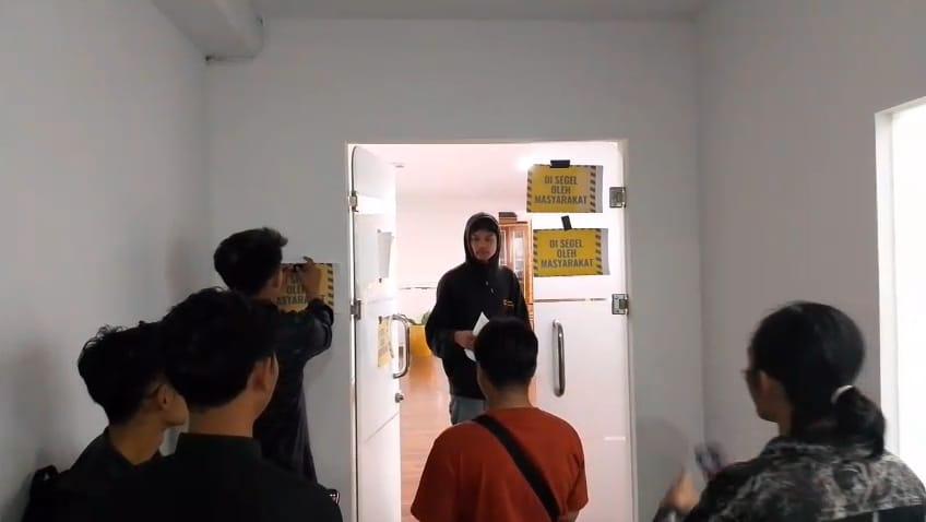 Warga Parungponteng Segel Ruang Kerja Bupati Tasikmalaya