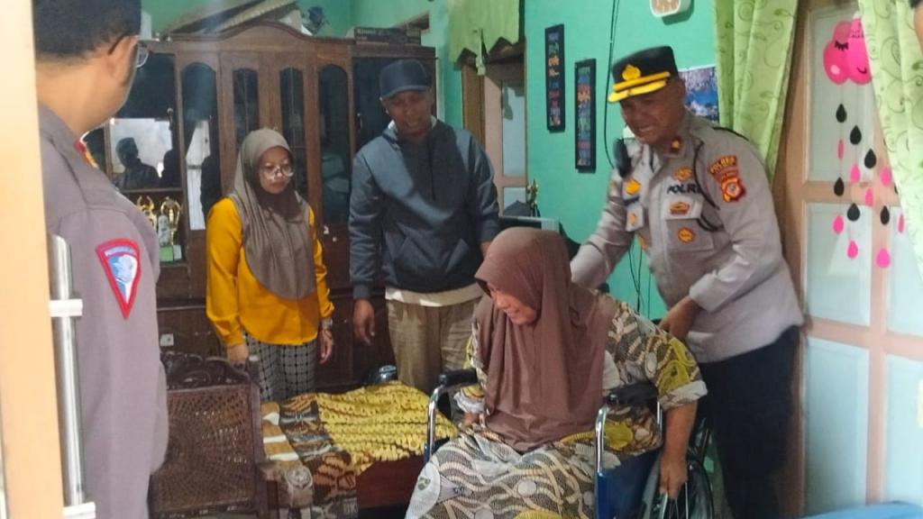 Polsek Cikoneng Salurkan Bantuan Kursi Roda dan Sembako untuk Keluarga Purnawirawan Polri