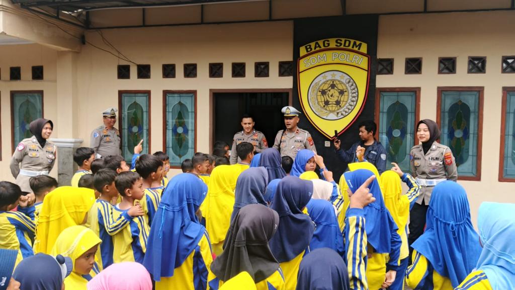 Polres Ciamis Edukasi Siswa SDN 5 Linggasari Lewat Program Polisi Sahabat Anak