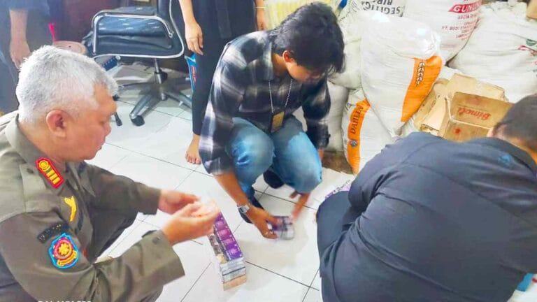 Ribuan Batang Rokok Ilegal Disita di Pasar Banjar