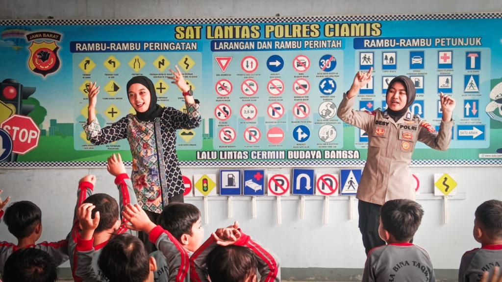 Satlantas Polres Ciamis Ajak Siswa RA Bina Taqwa Belajar Tertib Berlalu Lintas Lewat Program Polsanak