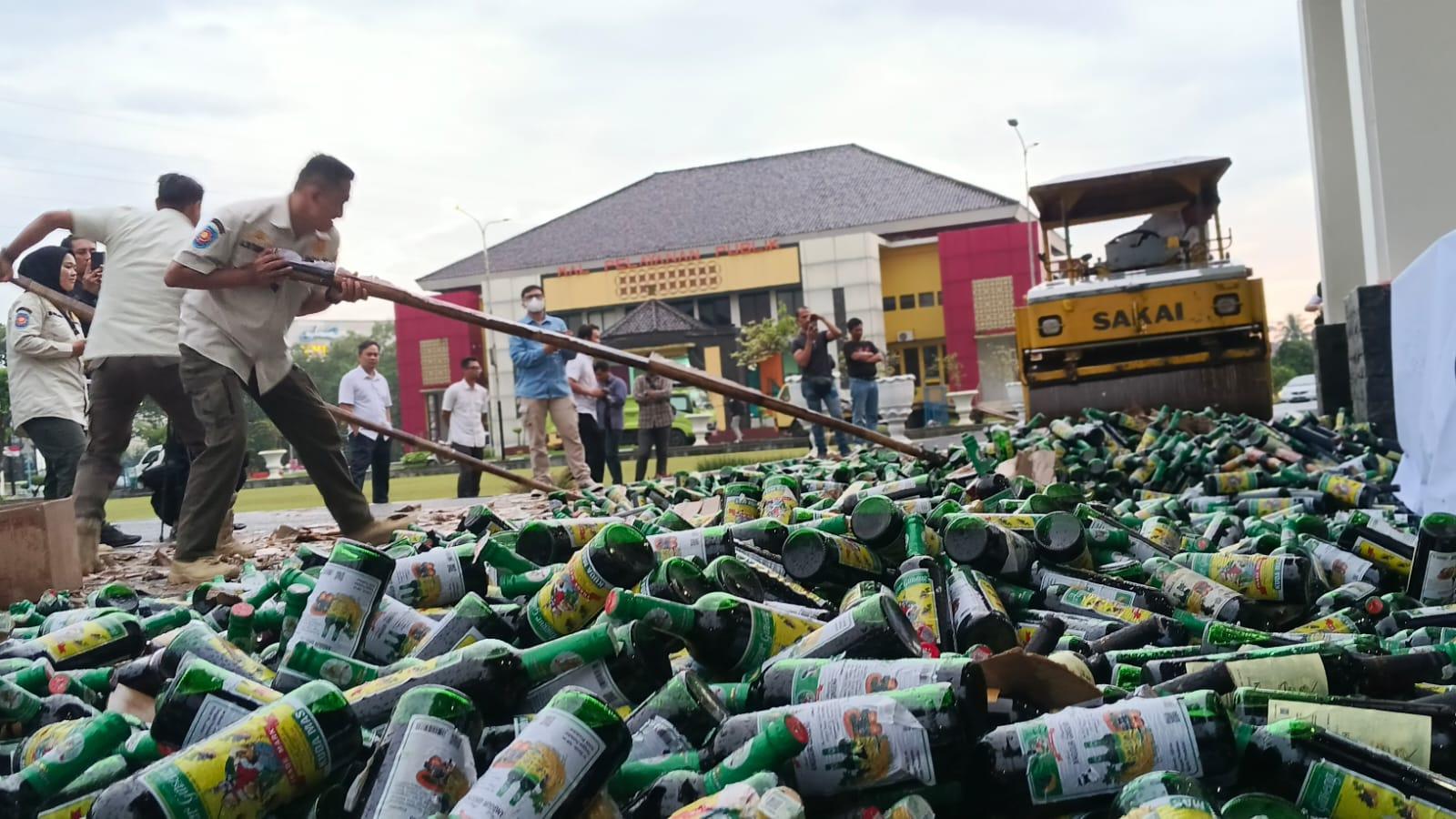 Rekor Penyitaan! Pemkot Tasikmalaya Musnahkan 6.489 Botol Miras Jelang Tahun Baru